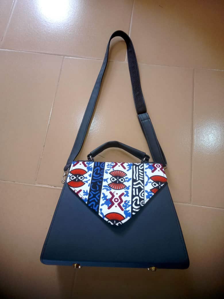 Crossbody Traditional Handbag in GH