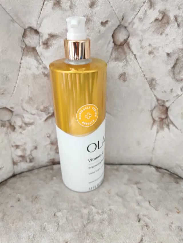 Olay Revitalizing and hydrating vitamin C body lotion in GB